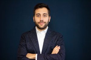 Roberto Rossignoli di Moneyfarm sulla ripresa a V: "a soffrire in questo contesto non è però il solo commercio Cina-Stati Uniti, ma tutti gli scambi globali. La recessione in corso ha accelerato ulteriormente la dinamica della “localizzazione”, della riconsiderazione delle catene di approvvigionamento a livello mondiale. La globalizzazione ha sicuramente contribuito a creare quel contesto di crescita stabile e inflazione bassa tipico degli ultimi 30 anni, il processo di localizzazione ne porterà con sé altre. La prima regola dei fenomeni economici e politici è che esistono vincitori e vinti. Il prossimo futuro potrebbe portare quindi nuove sfide: prima fra tutte una volatilità macroeconomica più alta. Per adesso l’attenzione dei mercati è stata minima, ma siamo sicuri che il tema guadagnerà trazione nei prossimi mesi"