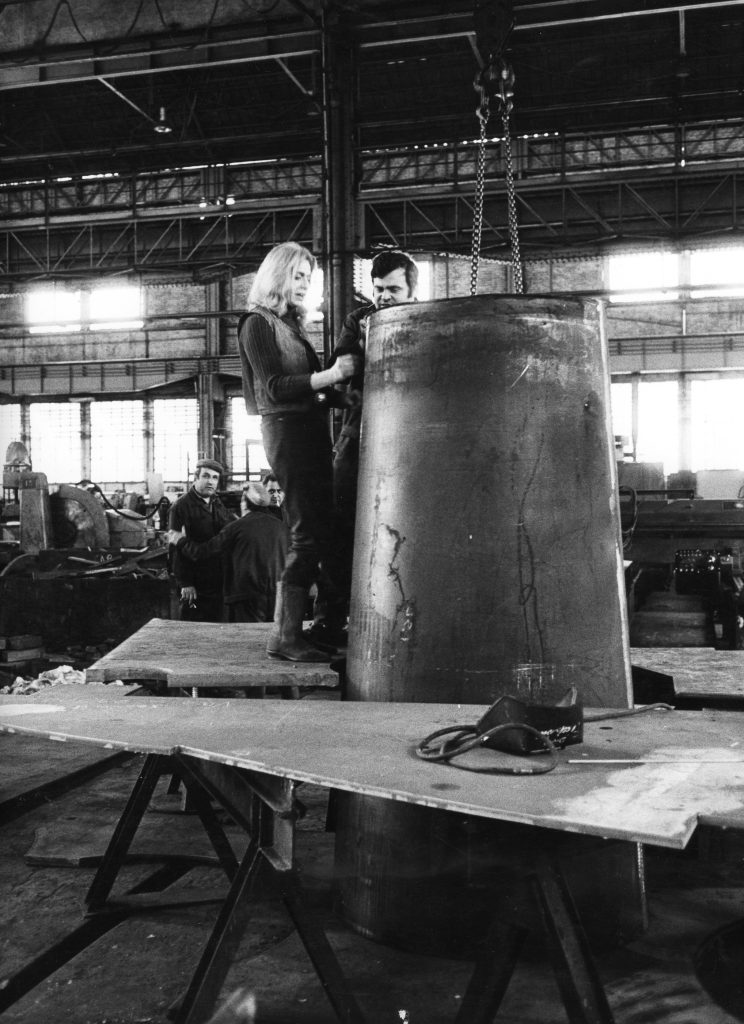 Beverly Pepper al lavoro sull’opera The Todi Columns , 1979_Courtesy Fondazione Progetti Beverly Pepper, Todi_Ph. Credit Mimmo Jodice